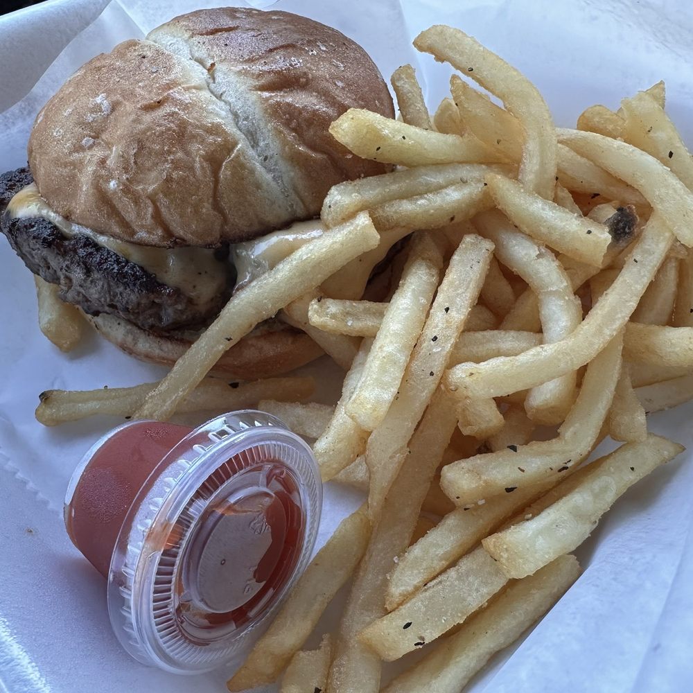 Mad Man's Smoke N Grill - Cheeseburger $13. (3/9/2024) - Food Trucks Near Me Mad Man's Smoke N Grill - Cheeseburger $13. (3/9/2024) - Food Trucks Near Me