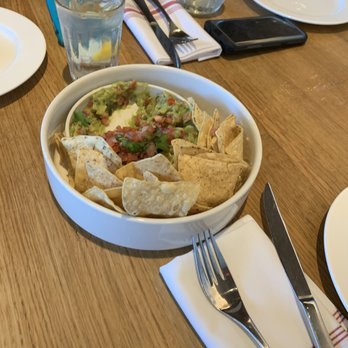 Earls Kitchen + Bar - Guacamole dip - New American Near Me - Orlando, Florida