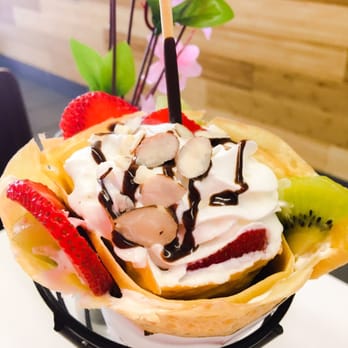 Teastori - Japanese rice crepe with strawberry, kiwi, almonds, & Nutella sauce - Bubble Tea Near Me - Tampa, Florida