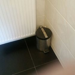 Yana's - Mit Mülleimer
