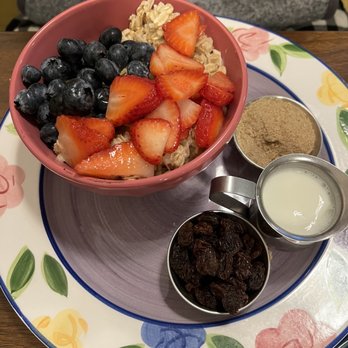 Junior's Cafe - Oats and Milk with Berries - Cafes Near Me - Portland, Oregon Junior's Cafe - Oats and Milk with Berries - Cafes Near Me - Portland, Oregon