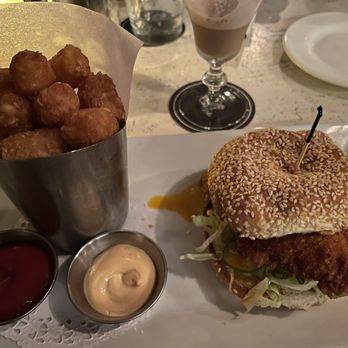Tanner Smiths - Hot chicken sandwich and tater tots - Cocktail Bars Near Me - New York, New York Tanner Smiths - Hot chicken sandwich and tater tots - Cocktail Bars Near Me - New York, New York