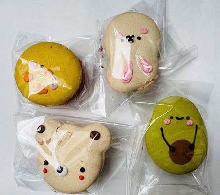 Sweet Box (Macarons, Dragon Beard Candy) by null