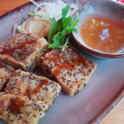Nét Viêt - Tofu mit Chiamantel. Was könnte man Leckeres daraus machen, wenn die Dipsauce passender wäre ...