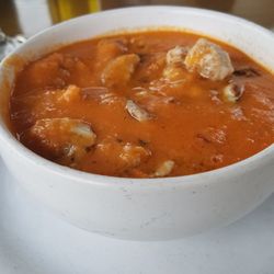 Lovely tomato soup with lots of fresh "fish fingers". Que rico!