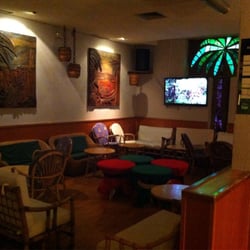 Hawai Waipahu Paradise - Zona de la entrada y barra.