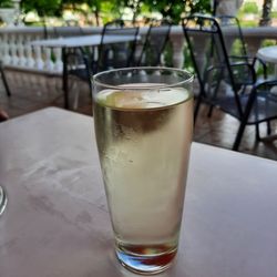 Hotel Quellenhof - Weinschorle auf der Terrasse Hotel Quellenhof in Bad Kreuznach  (07.06.2022) H.S