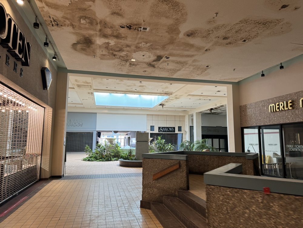 SIGNAL HILL MALL Updated September 2024 15 Photos 1685 E Broad St