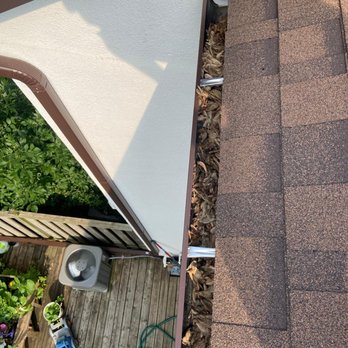 Eavestrough Cleaning Specialists - Eavestrough before cleaning - Roofing Near Me - Toronto, Ontario