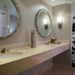 Renaissance Orlando at SeaWorld - Guest Bathroom