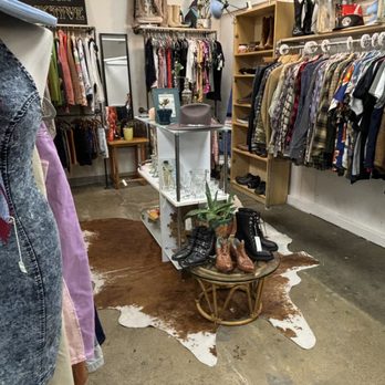 Encinitas Antique Mall - Antiques Near Me - Encinitas, California