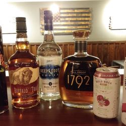 Beefeaters - With a wide selection of bourbons, local craft beer, wines, and signature cocktails, the lounge at Beefeaters has something f...