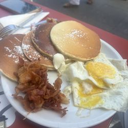 Homebaked - American breakfast with pancakes
