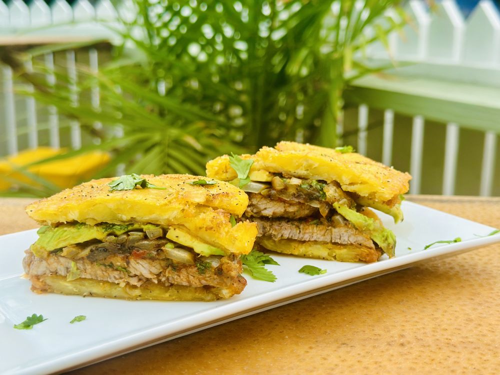 Island Tingz Bar and Grill Logo