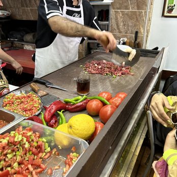 Şeyhmuz Kebap Evi - traditional way to make seyhmuz kepab using a curved cleaver and alot of effort - Kebab Near Me - Istanbul, 34