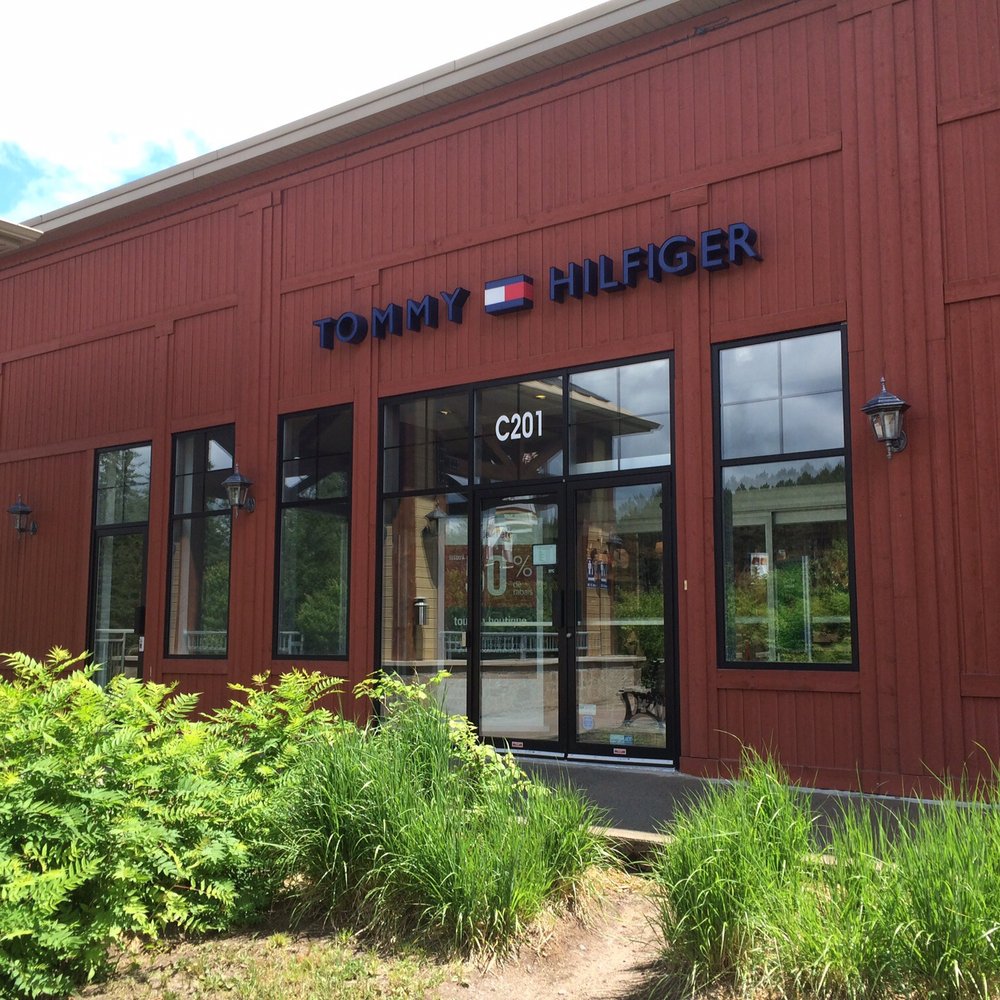 Tommy Hilfiger - Facade - Women's Clothing Near Me - Mont-Tremblant, Quebec Tommy Hilfiger - Facade - Women's Clothing Near Me - Mont-Tremblant, Quebec