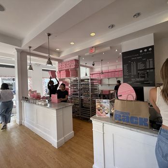 Georgetown Cupcake - Counter - Cupcakes Near Me - Washington, DC, District of Columbia