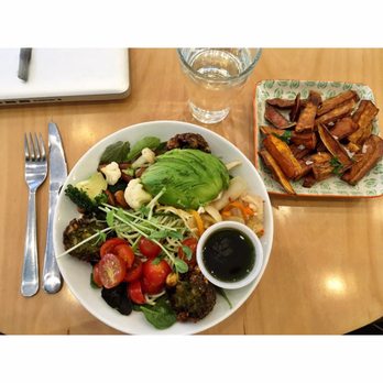 Mahalo - Custom salad (105 sek) with zoodles, falafel, house made kimchi, tomato salad, carrots, broccoli/cauliflower/almond mix, and avo. - Juice Bars & Smoothies Near Me - Stockholm, Alberta