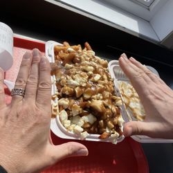 Cantine de la Gare - Large, traditional poutine.