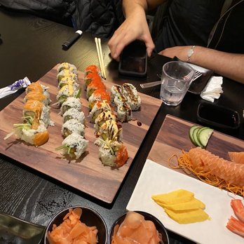 Sushi Plus - Saumon sashimi, California roll, Futo Maki - Sushi Bars Near Me - Mont-Royal, Quebec