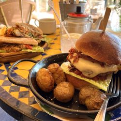 Bar Moinho D. Quixote - Burger and Cuban sandwich