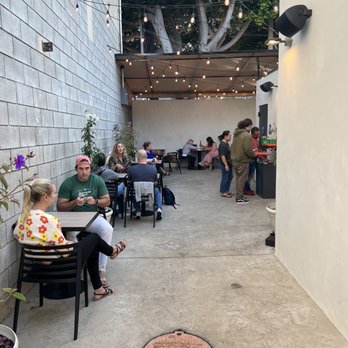 Augie's on Main - Lots of outdoor seating - Burgers Near Me - Santa Monica, California