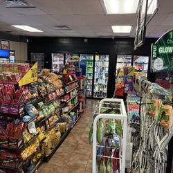 Mobil - Many snack and drink options inside