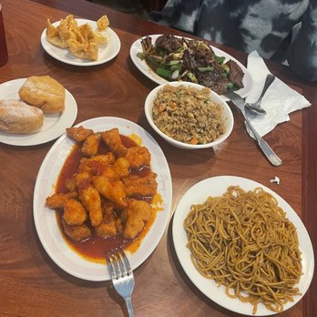 Wong's Chopsticks - Orang chicken, lo mein, fried rice, beef and broccoli - Dim Sum Near Me - Johnston, Iowa Wong's Chopsticks - Orang chicken, lo mein, fried rice, beef and broccoli - Dim Sum Near Me - Johnston, Iowa