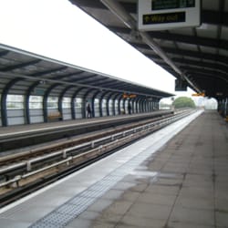 Pontoon Dock Dlr Station - DLR platform