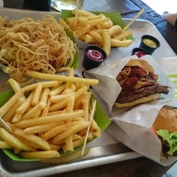 The Good Burger - Patatas bastón, patatas rizadas, aros de cebolla, hamburguesa TGB Burger y hamburguesa BBQ.