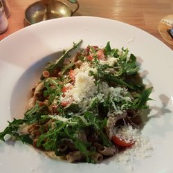 Aytac Restaurant - Pastirma- Vollkorn Penne mit türkischem Schinken, Zwiebeln, Honig-Käse-Sahnesauce, Rucola