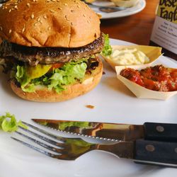 Taveerne De Twaalf Balcken - Durch die Strassen schlendern und anschließend gemütlich sitzen und Burger geniessen