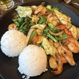 Shrimp vegetable stir fry. Perfectly seasoned, bright green broccoli, ten pieces of shrimp. Enough for two meals! Shrimp vegetable stir fry. Perfectly seasoned, bright green broccoli, ten pieces of shrimp. Enough for two meals!