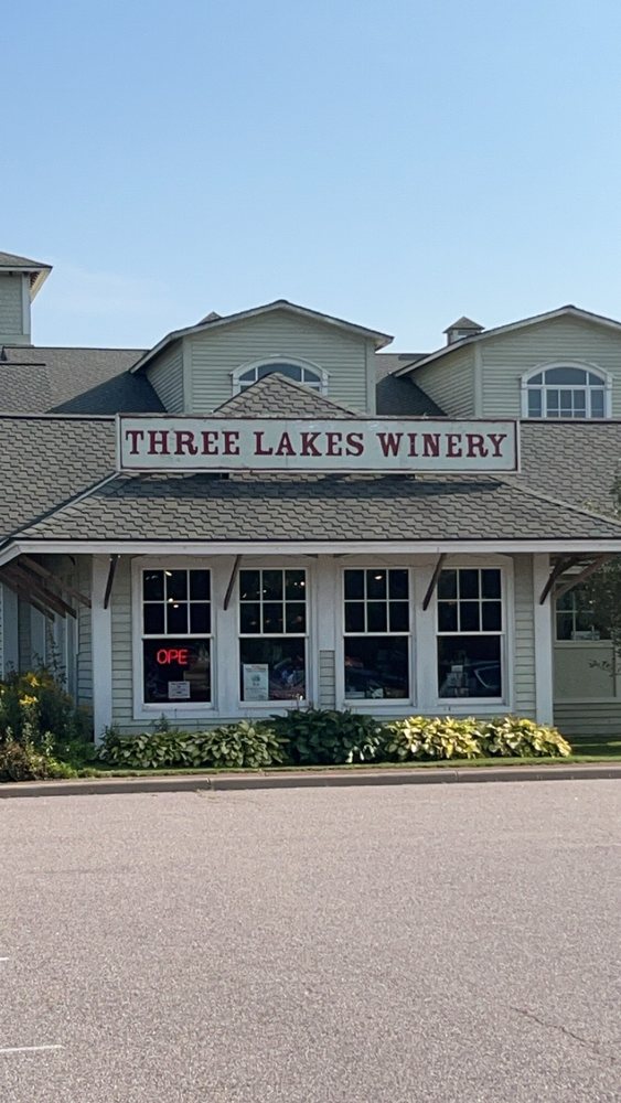 Three Lakes Winery Logo