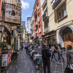 Pizza Experience - Fatte 'na Pizza - Pizzeria Al 22 surrounded by the famous Pignasecca market