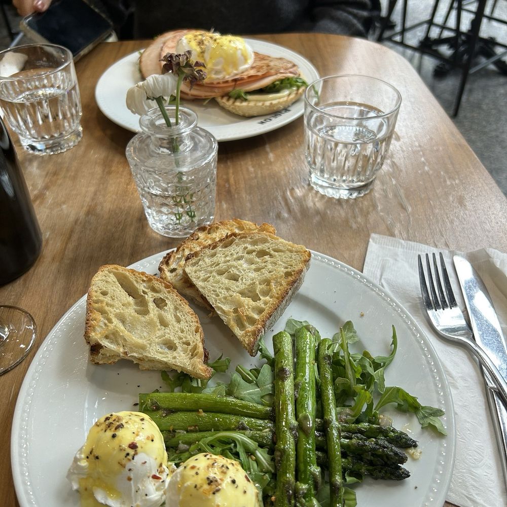 Pigeon - Brown butter benedict Turkey bagel benedict - Coffee & Tea Near Me - Montreal, Quebec Pigeon - Brown butter benedict Turkey bagel benedict - Coffee & Tea Near Me - Montreal, Quebec