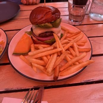 Metro Cafe - CA burger - American Near Me - El Segundo, California