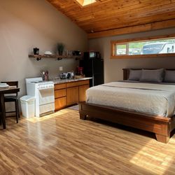 White Knob Motel & RV Park - King Suite