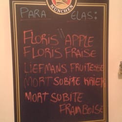 Bier Markt Vom Fass - Placa indicando cervejas para elas. Está no banheiro.