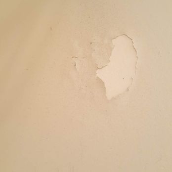 The Pearl Hotel - Peeling paint in the bathroom. - San Diego, CA