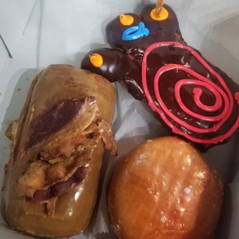 Voodoo Doughnut - Voodoo, maple bacon and raspberry romeo - Bakeries Near Me - Orlando, Florida Voodoo Doughnut - Voodoo, maple bacon and raspberry romeo - Bakeries Near Me - Orlando, Florida