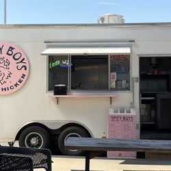 Spicy Boys Fried Chicken - Food Truck faces the seating area