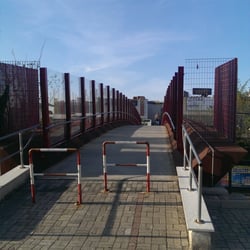 Media World - Il ponte che congiunge con l'altro lato della strada
