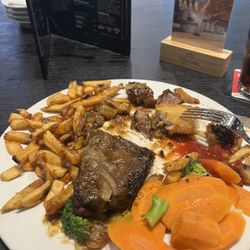 Keenan's Irish Pub - 10oz Steak comes with your choice of mash potatoes or fries (I selected fries) and veggies