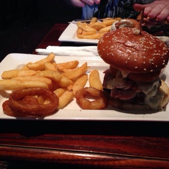 James Watt Bar - Burger with bacon and Stilton cheese - Pubs Near Me - Greenock, IVC