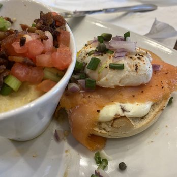 Another Broken Egg Cafe - Salmón bagel and city grits - Breakfast & Brunch Near Me - Oviedo, Florida Another Broken Egg Cafe - Salmón bagel and city grits - Breakfast & Brunch Near Me - Oviedo, Florida