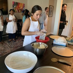 Creative Table AZ - Making pizzas