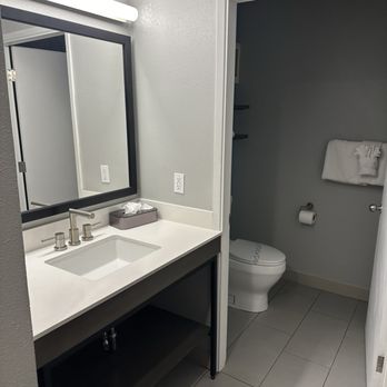 Shoreline Inn - Separate sink and mirror and the toilet/shower room - Hotels Near Me - Cayucos, California Shoreline Inn - Separate sink and mirror and the toilet/shower room - Hotels Near Me - Cayucos, California