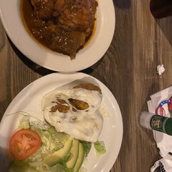 Kumbala Bar & Grill - Mofongo con pollo guisado muy bueno,la comida tiene el sabor de la comida casera.excelente