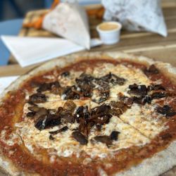 Pizza Margherita mit extra Pilzen